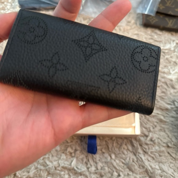 Louis Vuitton Black Mahina Key Holder - Picture 4 of 9